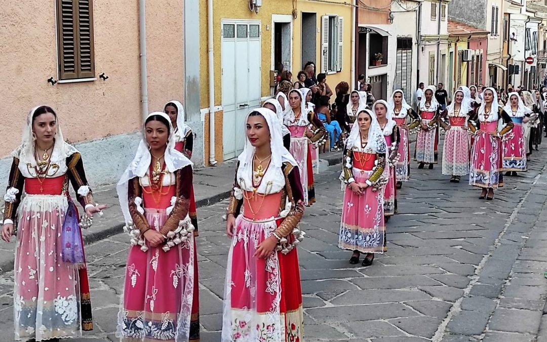 Ittiri Folk Festa: due ali di folla lungo il percorso della Gran Parata con 15 gruppi stranieri e sardi