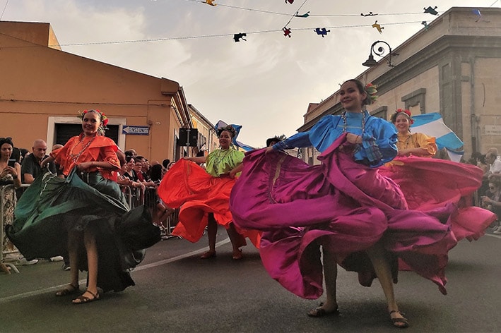 I colori, i suoni e i balli di tutto il mondo nella Gran Parata della 38° Ittiri Folk Festa
